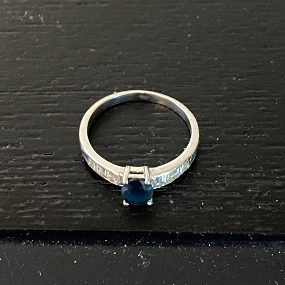 18K white gold sapphire and baguette ring. Will make a perfect engagement ring - Picture 3 of 9